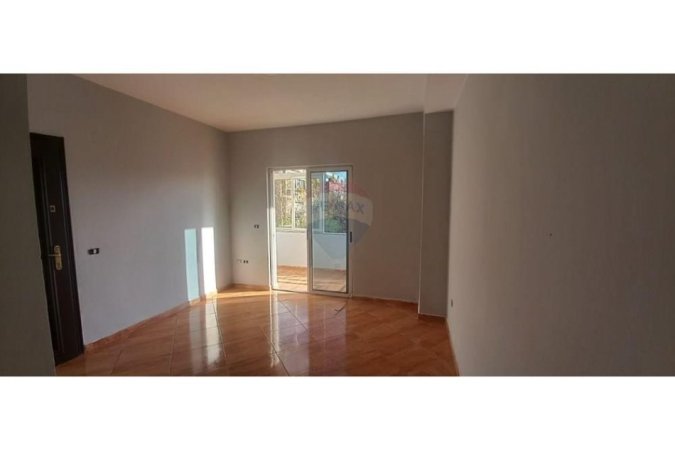 Tirane, jepet me qera apartament 2+1 , 400 € (Brryli)