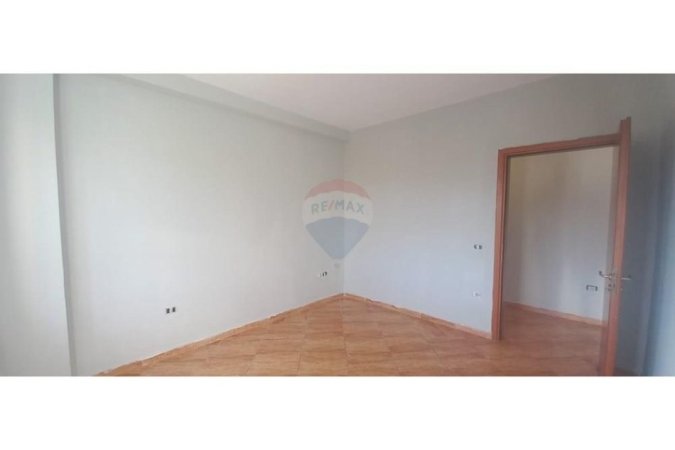 Tirane, jepet me qera apartament 2+1 , 400 € (Brryli)