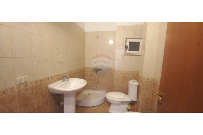 Tirane, jepet me qera apartament 2+1 , 400 € (Brryli)