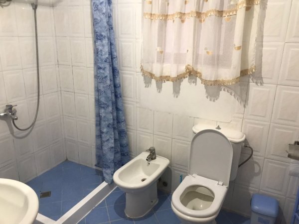 Tirane, jepet me qera apartament 3+1+Aneks+Ballkon Kati 1, 100 m² 400 € (rruga Ullishtes)