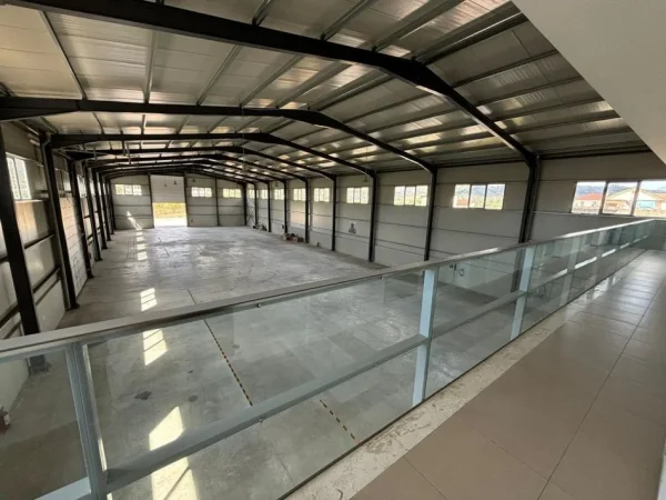 Tirane, jepet me qera magazine Kati 0, 1.600 m² 5.000 € (Vore)