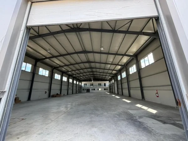 Tirane, jepet me qera magazine Kati 0, 1.600 m² 5.000 € (Vore)