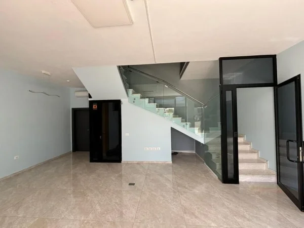 Tirane, jepet me qera magazine Kati 0, 1.600 m² 5.000 € (Vore)