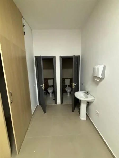 Tirane, jepet me qera magazine Kati 0, 1.600 m² 5.000 € (Vore)