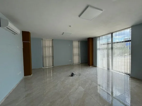 Tirane, jepet me qera magazine Kati 0, 1.600 m² 5.000 € (Vore)