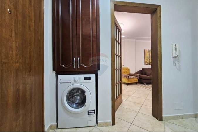 Tirane, jepet me qera apartament 2+1 , 800 € (Myslym Shyri)