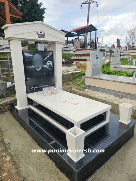 Tirane, ofroj Punime Varresh Me Kollona Dhe Me Pikture Te Gdhendur Ne Gure