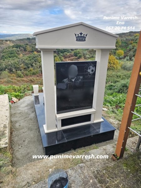 Tirane, ofroj Punime Varresh Me Kollona Dhe Me Pikture Te Gdhendur Ne Gure