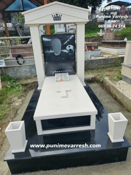 Tirane, ofroj Punime Varresh Me Kollona Dhe Me Pikture Te Gdhendur Ne Gure