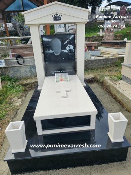 Tirane, ofroj Punime Varresh Me Kollona Dhe Me Pikture Te Gdhendur Ne Gure