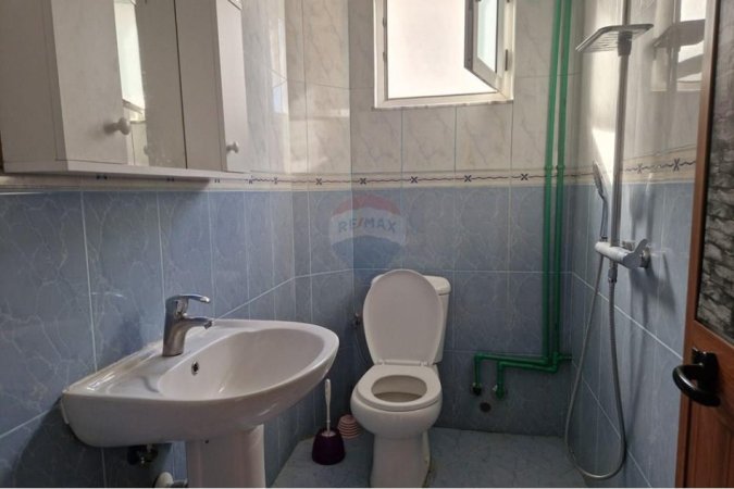 Tirane, jepet me qera apartament 2+1 , 430 € (Porcelan)