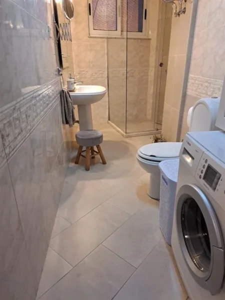 Tirane, jepet me qera apartament 1+1 Kati 2, 70 m² 550 € (9 Kateshet)