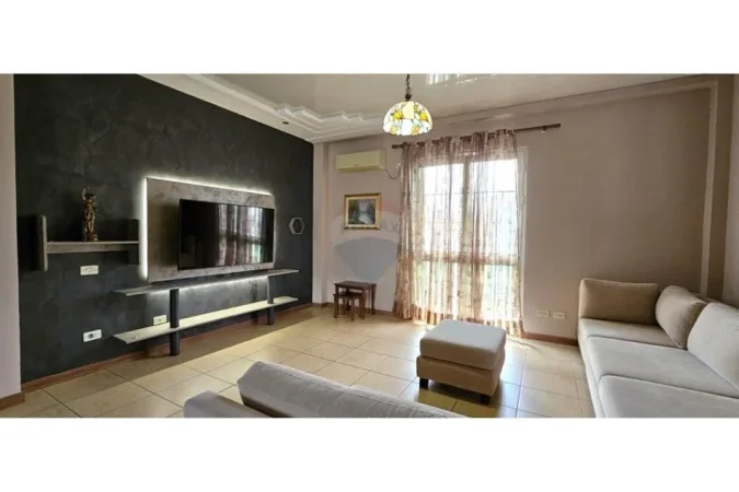 Tirane, jepet me qera apartament 2+1 , 750 € (Qender)