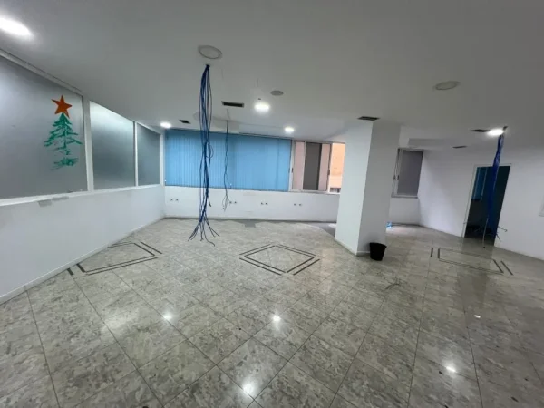 Tirane, jepet me qera ambjent biznesi Kati 1, 310 m² 4.000 € (Shallvaret)