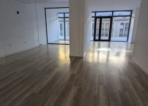Tirane, jepet me qera ambjent biznesi Kati 0, 85 m² 1.700 € (nobis)