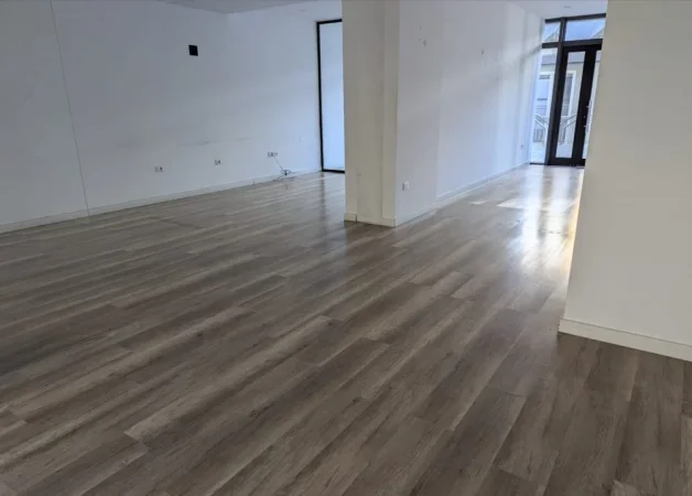 Tirane, jepet me qera ambjent biznesi Kati 0, 85 m² 1.700 € (nobis)