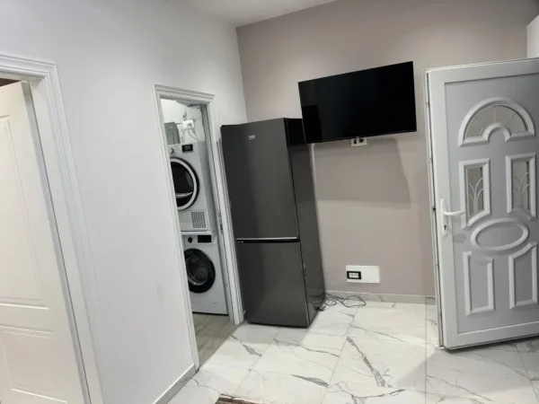 Tirane, jepet me qera apartament 1+1+Aneks+Ballkon Kati 1, 65 m² 400 € (Rruga 5 Maji)