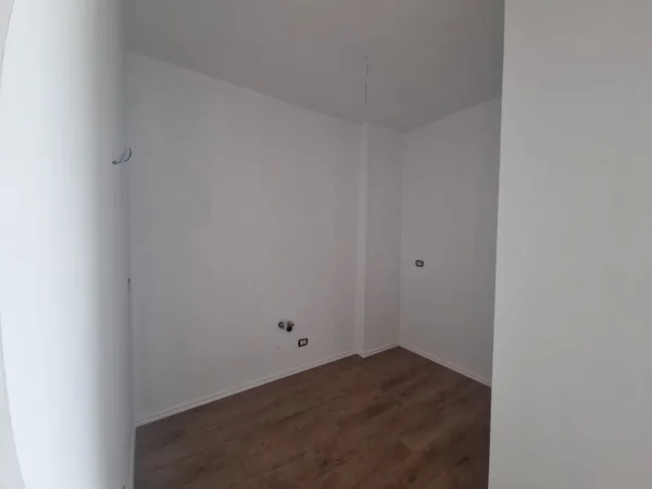 Tirane, jepet me qera zyre Kati 1, 108 m² 700 € (Rruga Dritan Hoxhaa)