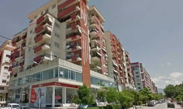 Tirane, jap me qera lokal Kati 1, 124 m² 600 € (yzberisht)