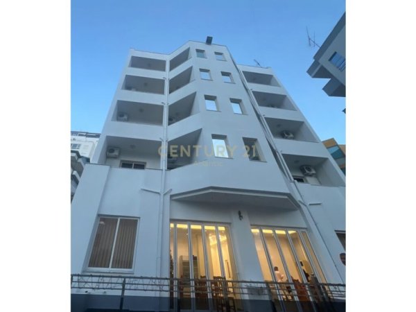 Durres, jepet me qera hotel Kati 5, 800 m² 7.800 € (Shkëmbi I Kavajës)