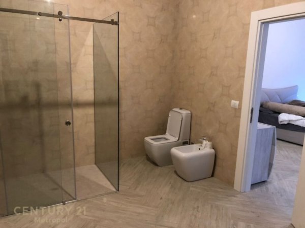 Tirane, shes apartament 3+1+3 , 261 m² (Liqeni i Thatë)