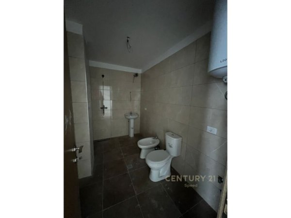 Tirane, jepet me qera apartament 2+1 Kati 2, 91 m² 400 € (RRUGA 5 MAJ)
