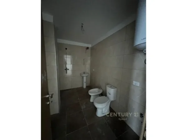 Tirane, jepet me qera apartament 2+1 Kati 2, 91 m² 400 € (RRUGA 5 MAJ)