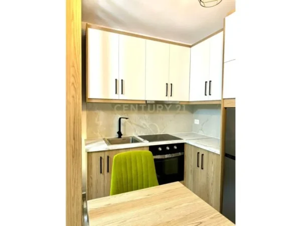 Tirane, jepet me qera apartament 1+1 Kati 4, 52 m² 500 € (KOMUNA E PARISIT)
