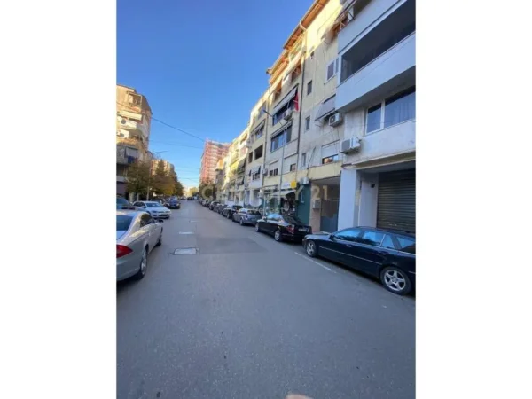Tirane, jepet me qera zyre Kati 2, 25 m² 350 € (ISH SHUSHICa)