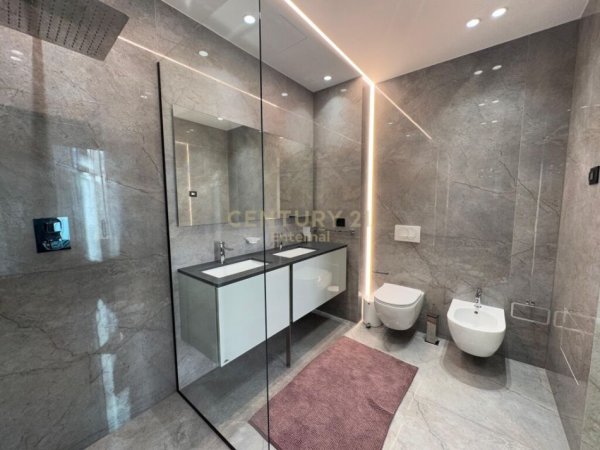 Tirane, jepet me qera Vile 2+1+Ballkon Kati 1, 180 m² 3.000 € (teg)