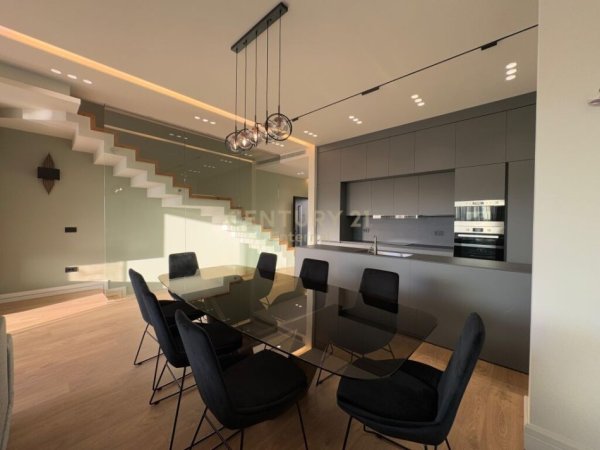 Tirane, jepet me qera Vile 2+1+Ballkon Kati 1, 180 m² 3.000 € (teg)