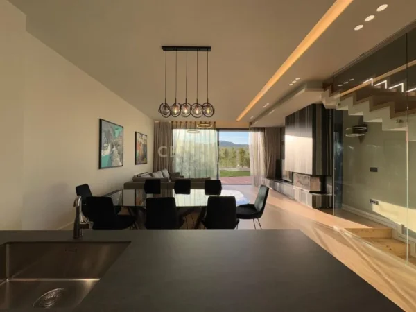 Tirane, jepet me qera Vile 2+1+Ballkon Kati 1, 180 m² 3.000 € (teg)