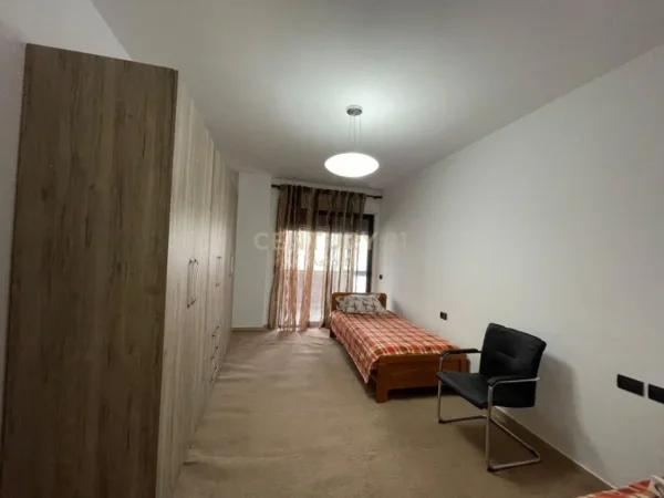 Tirane, jepet me qera apartament 2+1+Ballkon Kati 7, 90 m² 450 € (astir)