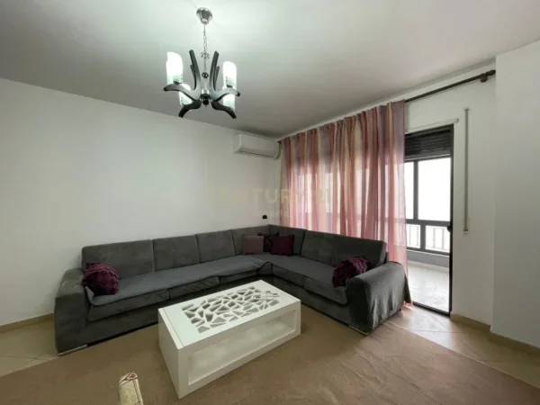 Tirane, jepet me qera apartament 2+1+Ballkon Kati 7, 90 m² 450 € (astir)