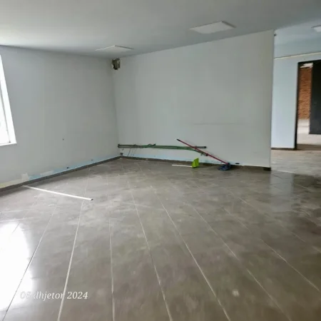 Tirane, jepet me qera ambjent biznesi Kati 1, 850 m² 2.500 Euro (Kombinat)