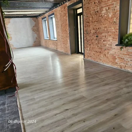 Tirane, jepet me qera ambjent biznesi Kati 1, 850 m² 2.500 Euro (Kombinat)