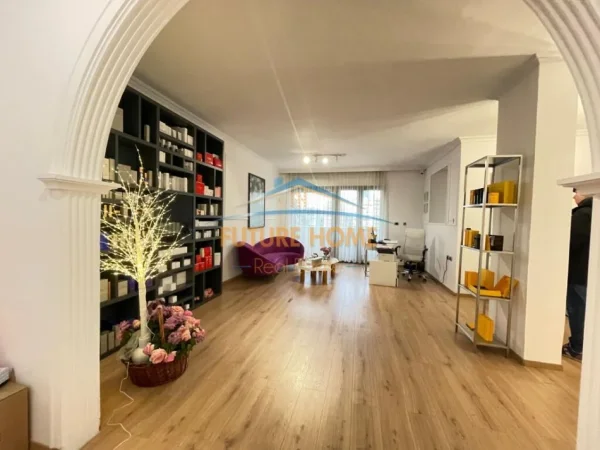 Tirane, jepet me qera ambjent biznesi Kati 5, 122 m² 1.400 € (Blloku)
