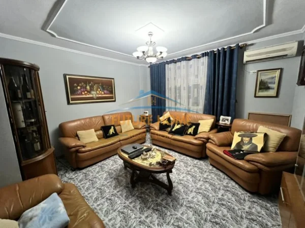 Tirane, shitet apartament 2+1 Kati 5, 95 m² 162.000 € (Komuna e Parisit)