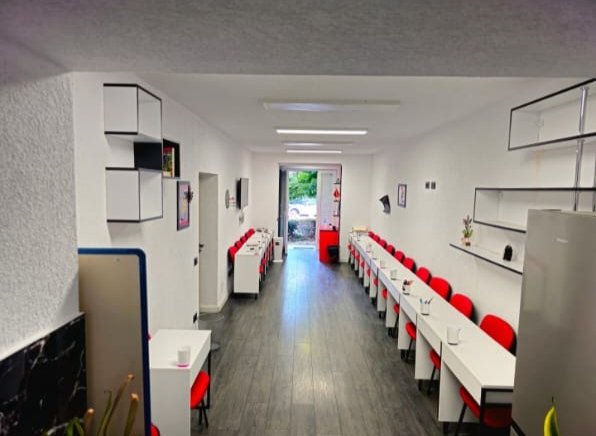 Tirane, jepet me qera ambjent biznesi Kati 0, 100 m² 702 € (Rruga Muhamet Gjollesha)