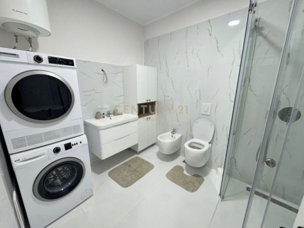 Tirane, jap me qera apartament 1+1 , 70 m² 700 € (Xhamija e Tabakeve, Rruga e Elbasanit)