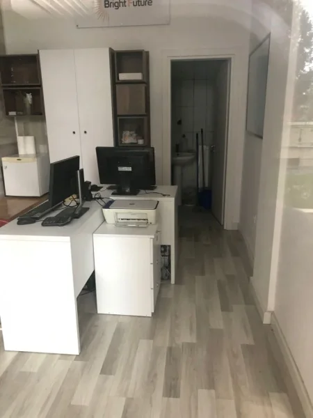 Tirane, jepet me qera dyqan Kati 0, 25m² 300 € (KOMUNA E PARISIT)