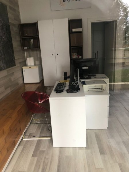 Tirane, jepet me qera dyqan Kati 0, 25m² 300 € (KOMUNA E PARISIT)