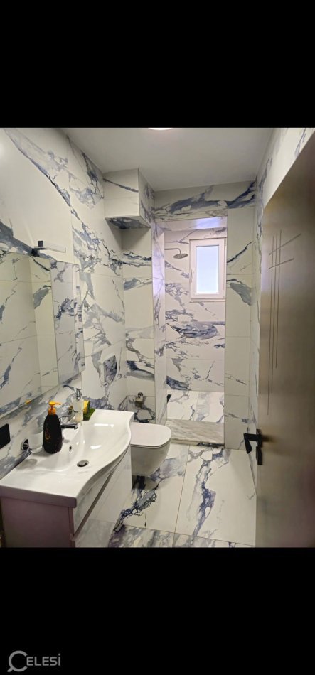 Tirane, jepet me qera ambjent biznesi Kati 0, 99 m² 700 € (21 DHJETORI)