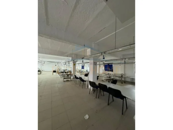 Tirane, jepet me qera ambjent biznesi Kati 3, 1.350 m² 4.050 € (Kombinat)