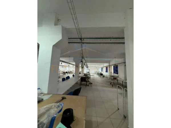 Tirane, jepet me qera ambjent biznesi Kati 3, 1.350 m² 4.050 € (Kombinat)