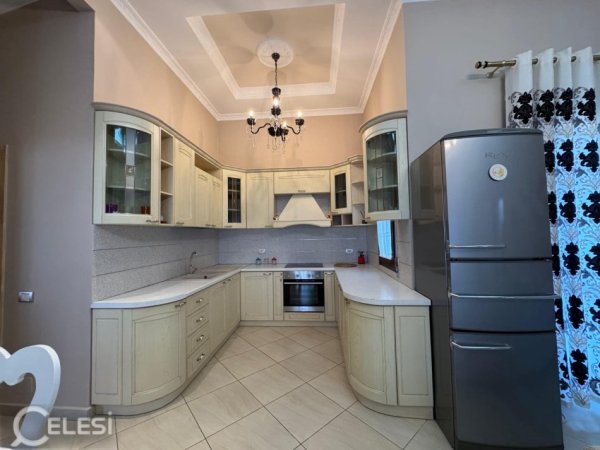 Tirane, jepet me qera apartament 2+1+Aneks+Ballkon Kati 5, 200 m² 800 € (KOPSHTI BOTANIK)