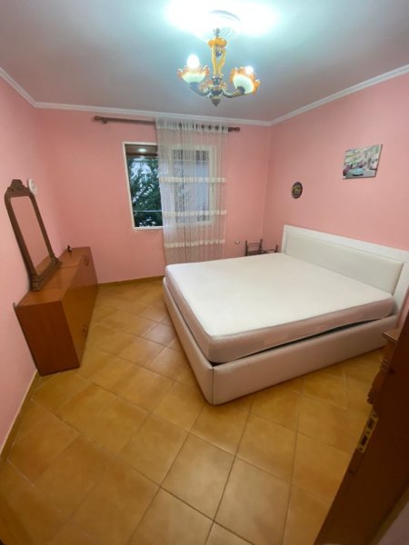 Tirane, jepet me qera apartament 1+1 Kati 3, 65 m² 450 € (Prane Xhamllikut)
