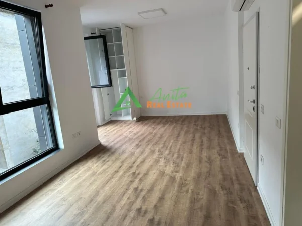 Tirane, jepet me qera zyre Kati 7, 35 m² 700 € (Rruga Elbasanit)