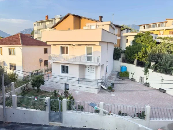 Tirane, jepet me qera Vile 3+1+Aneks+Ballkon Kati 2, 330 m² 1.100 € (VILAT GJERMANE)