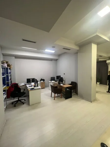 Tirane, jepet me qera ambjent biznesi Kati 0, 105 m² 800 € (RRUGA E ELBASANIT)